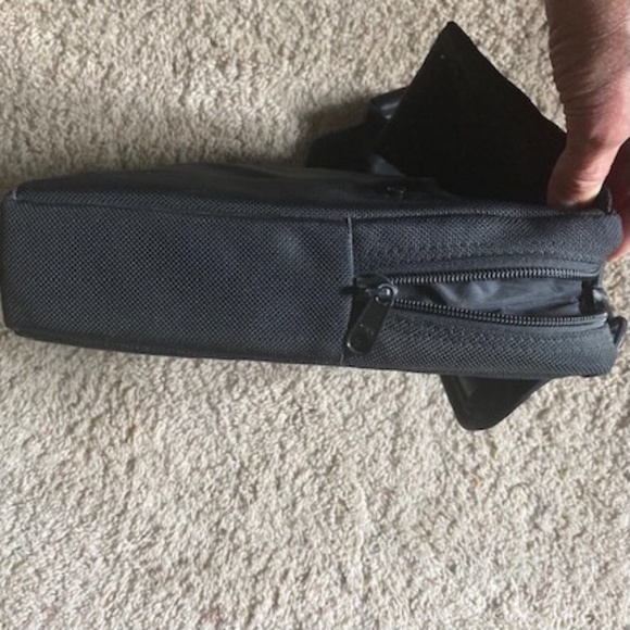 Brenthaven Lightweight Black Computer Bag that’s Made in the USA - Picture 7 of 8